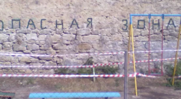 Рвение городских служб по огораживанию детской площадки от камнепада превысила ожидания - сигнальной лентой обмотали уже и качели, на очереди перенос площадки или все-таки ремонт стены?