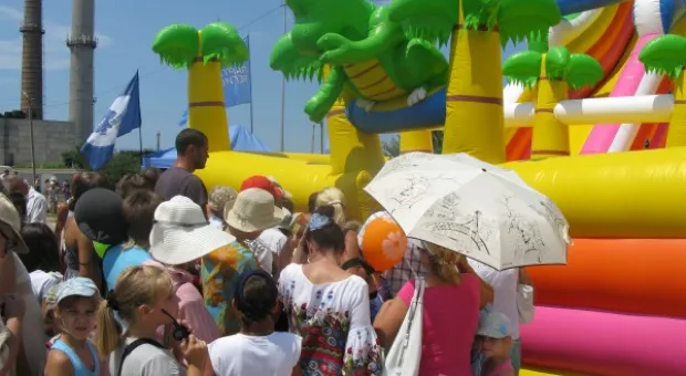 Уха, наборы, концерт, аттракционы, фонтан…И всеобщее веселье Уха, наборы, концерт, аттракционы, фонтан…И всеобщее веселье