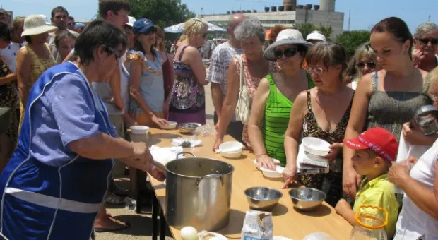 Уха, наборы, концерт, аттракционы, фонтан…И всеобщее веселье Уха, наборы, концерт, аттракционы, фонтан…И всеобщее веселье