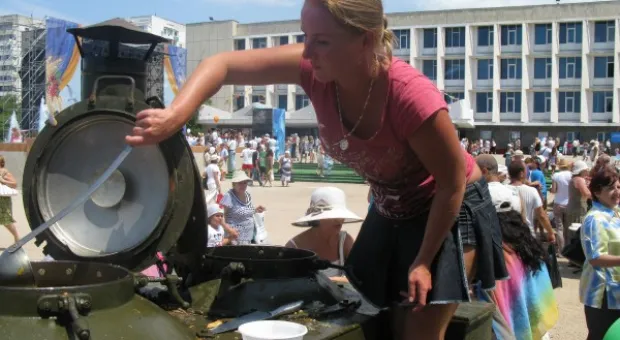 Уха, наборы, концерт, аттракционы, фонтан…И всеобщее веселье Уха, наборы, концерт, аттракционы, фонтан…И всеобщее веселье