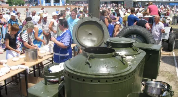 Уха, наборы, концерт, аттракционы, фонтан…И всеобщее веселье Уха, наборы, концерт, аттракционы, фонтан…И всеобщее веселье