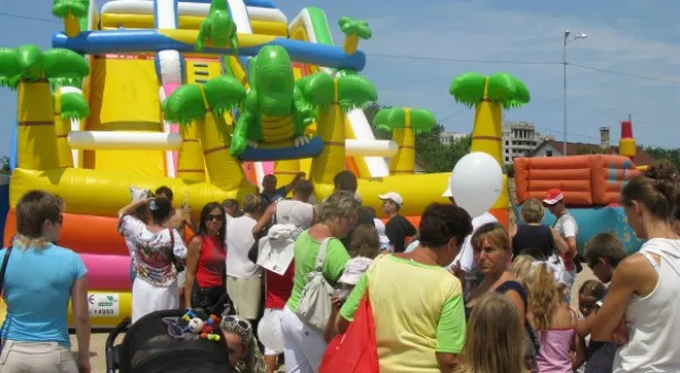 Уха, наборы, концерт, аттракционы, фонтан…И всеобщее веселье Уха, наборы, концерт, аттракционы, фонтан…И всеобщее веселье