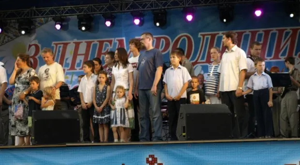 Фонд Лебедева поздравил многодетные семьи с днем семьи, любви и верности