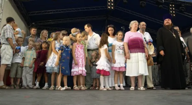 Фонд Лебедева поздравил многодетные семьи с днем семьи, любви и верности