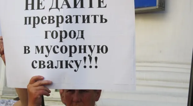 Работники РЭПов скандировали перед горсоветом: «Тарифы! Тарифы!», требуя их повышения, а контр-пикетчики в ответ — «Иуды!»