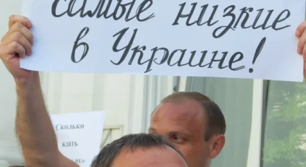 Работники РЭПов скандировали перед горсоветом: «Тарифы! Тарифы!», требуя их повышения, а контр-пикетчики в ответ — «Иуды!»