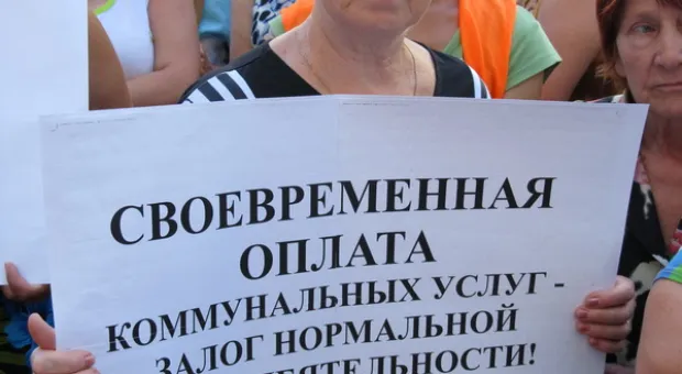 Работники РЭПов скандировали перед горсоветом: «Тарифы! Тарифы!», требуя их повышения, а контр-пикетчики в ответ — «Иуды!»