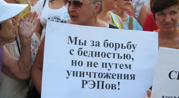 Работники РЭПов скандировали перед горсоветом: «Тарифы! Тарифы!», требуя их повышения, а контр-пикетчики в ответ — «Иуды!»