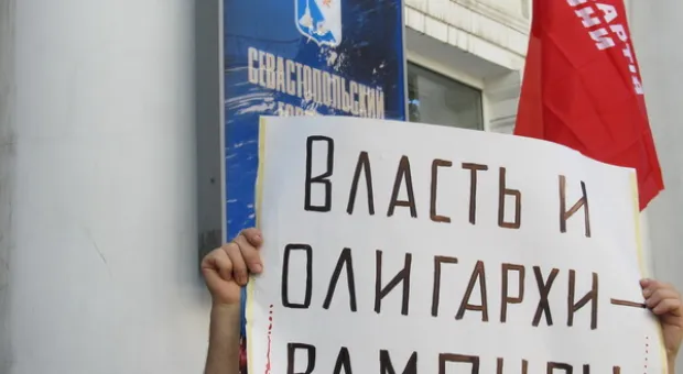 Работники РЭПов скандировали перед горсоветом: «Тарифы! Тарифы!», требуя их повышения, а контр-пикетчики в ответ — «Иуды!»