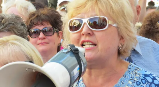 Работники РЭПов скандировали перед горсоветом: «Тарифы! Тарифы!», требуя их повышения, а контр-пикетчики в ответ — «Иуды!»