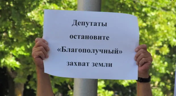 Работники РЭПов скандировали перед горсоветом: «Тарифы! Тарифы!», требуя их повышения, а контр-пикетчики в ответ — «Иуды!»