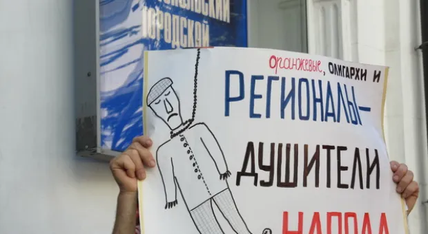 Работники РЭПов скандировали перед горсоветом: «Тарифы! Тарифы!», требуя их повышения, а контр-пикетчики в ответ — «Иуды!»