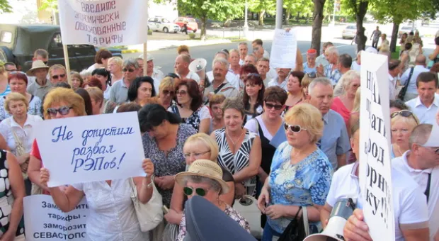 Работники РЭПов скандировали перед горсоветом: «Тарифы! Тарифы!», требуя их повышения, а контр-пикетчики в ответ — «Иуды!»