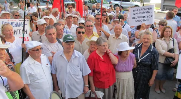 Работники РЭПов скандировали перед горсоветом: «Тарифы! Тарифы!», требуя их повышения, а контр-пикетчики в ответ — «Иуды!»