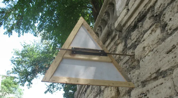 Вопрос аварийных подпорных стенок практически решен - на них установили дорожные знаки: "Осторожно, падение камней!"