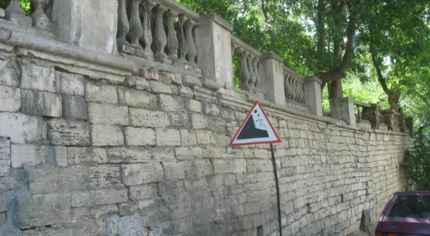 Вопрос аварийных подпорных стенок практически решен - на них установили дорожные знаки: "Осторожно, падение камней!"