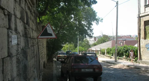 Вопрос аварийных подпорных стенок практически решен - на них установили дорожные знаки: "Осторожно, падение камней!"