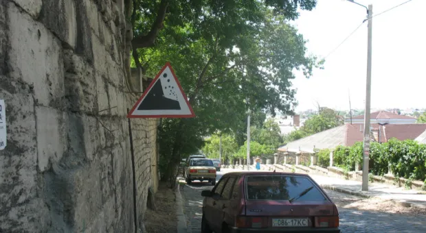 Вопрос аварийных подпорных стенок практически решен - на них установили дорожные знаки: "Осторожно, падение камней!"