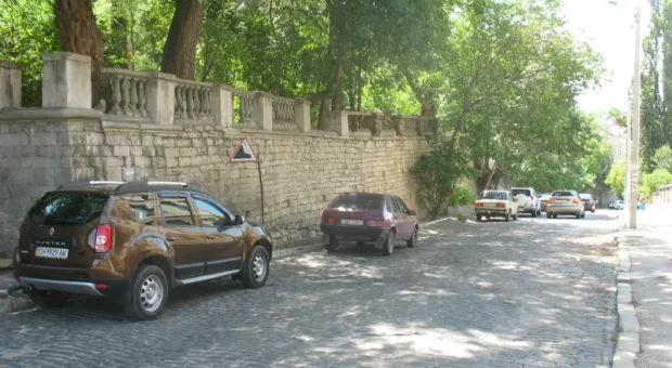 Вопрос аварийных подпорных стенок практически решен - на них установили дорожные знаки: "Осторожно, падение камней!"