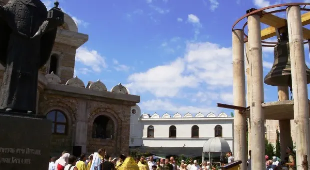 В бухте Камышовой Владыка Лазарь совершил освящение 7 тонного колокола для храма Святителя Николая