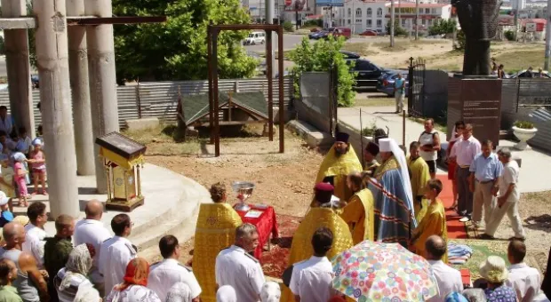 В бухте Камышовой Владыка Лазарь совершил освящение 7 тонного колокола для храма Святителя Николая