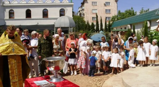 В бухте Камышовой Владыка Лазарь совершил освящение 7 тонного колокола для храма Святителя Николая