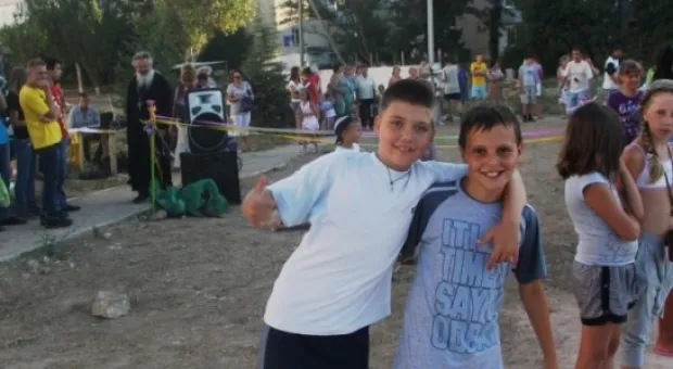 В бухте Казачьей открыли детскую спортивную площадку