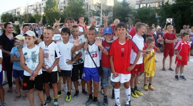 В бухте Казачьей открыли детскую спортивную площадку