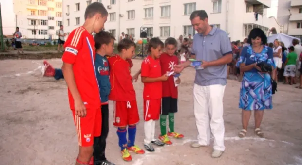 В бухте Казачьей открыли детскую спортивную площадку