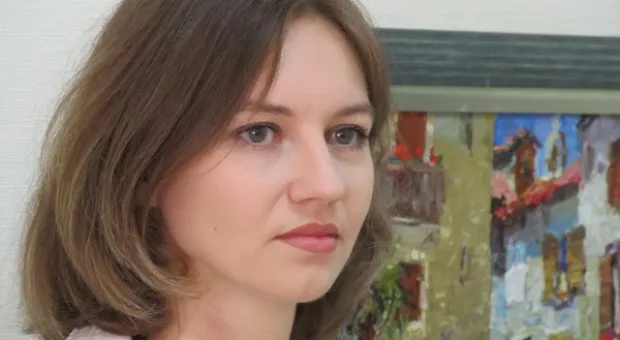 Поддержать своего друга художника на открытие выставки пришла певица Алёна Свиридова