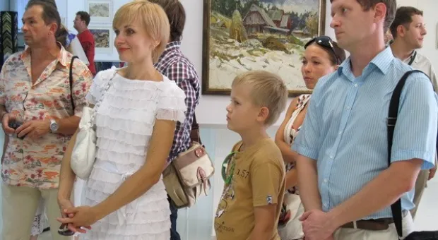 Поддержать своего друга художника на открытие выставки пришла певица Алёна Свиридова