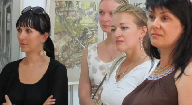 Поддержать своего друга художника на открытие выставки пришла певица Алёна Свиридова