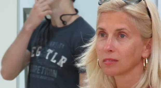 Поддержать своего друга художника на открытие выставки пришла певица Алёна Свиридова