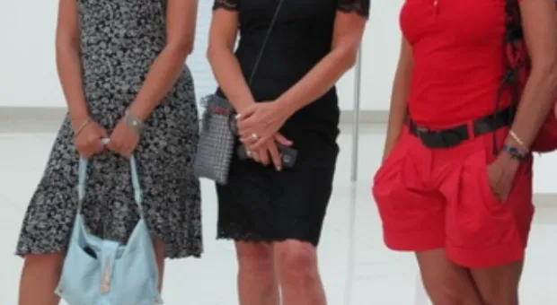 Поддержать своего друга художника на открытие выставки пришла певица Алёна Свиридова