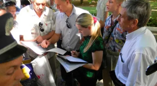 Жители Стрелки, несмотря на запрет властей, митинговали возле здания СГГА против застройки придомовой территории