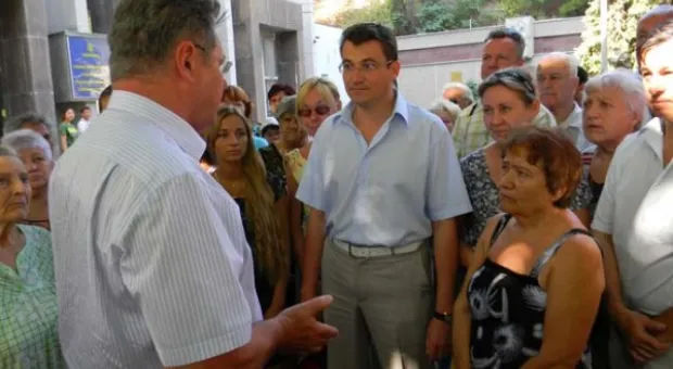 Жители Стрелки, несмотря на запрет властей, митинговали возле здания СГГА против застройки придомовой территории