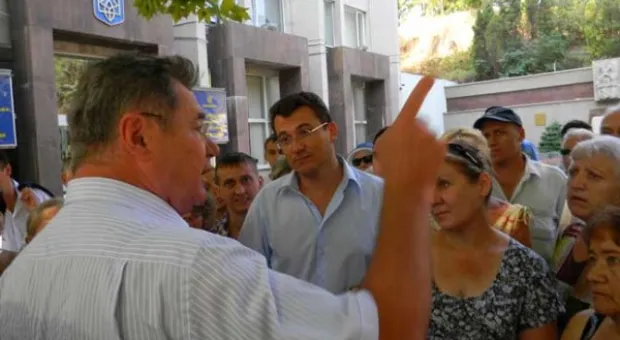 Жители Стрелки, несмотря на запрет властей, митинговали возле здания СГГА против застройки придомовой территории