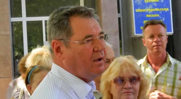 Жители Стрелки, несмотря на запрет властей, митинговали возле здания СГГА против застройки придомовой территории