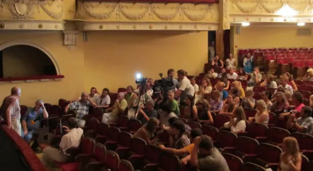 Актеры театра Луначарского пригрозили не открыть новый сезон, если Яцуба не разберется с гендиректором театра, но Костюков «над схваткой»