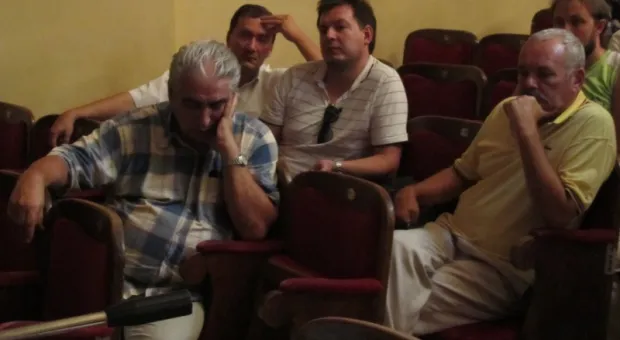 Актеры театра Луначарского пригрозили не открыть новый сезон, если Яцуба не разберется с гендиректором театра, но Костюков «над схваткой»