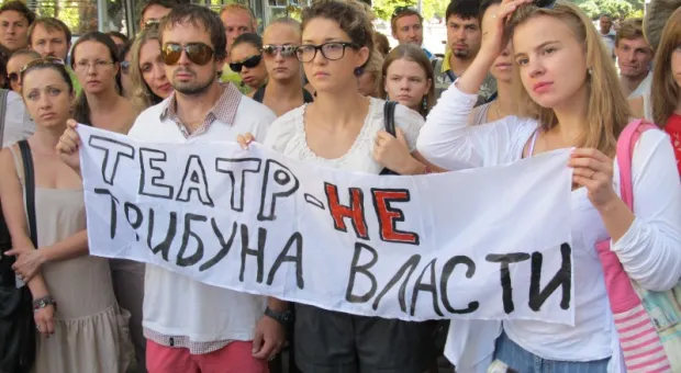 Актеры театра Луначарского в пикете перед зданием горсовета уже отстояли свою зарплату за время ремонта здания — Яцуба пообещал, что деньги будут