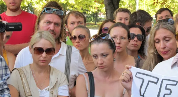 Актеры театра Луначарского в пикете перед зданием горсовета уже отстояли свою зарплату за время ремонта здания — Яцуба пообещал, что деньги будут