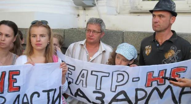 Актеры театра Луначарского в пикете перед зданием горсовета уже отстояли свою зарплату за время ремонта здания — Яцуба пообещал, что деньги будут