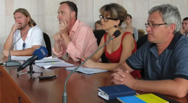 На депутатской комиссии по проблемам в театре Луначарского: заслушали одну сторону, ничего не решили, будут собираться еще раз