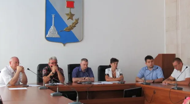 На депутатской комиссии по расследованию дел в театре Луначарского наивно решили, что конфликт порожден несовершенным Уставом учреждения