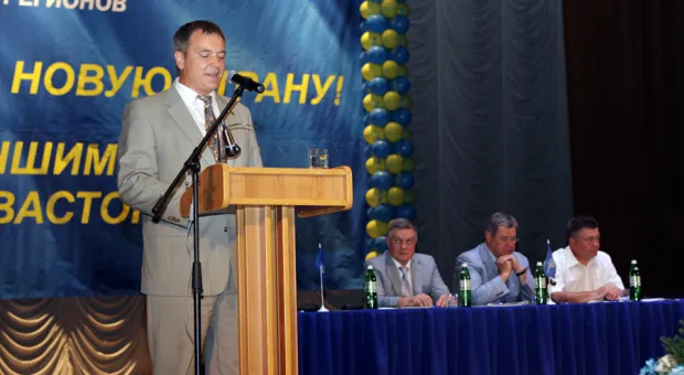 На общегородском форуме Партии Регионов народного депутата Вадима Колесниченко встретили бурными аплодисментами и словами благодарности