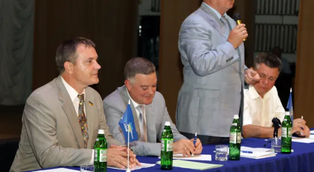 На общегородском форуме Партии Регионов народного депутата Вадима Колесниченко встретили бурными аплодисментами и словами благодарности