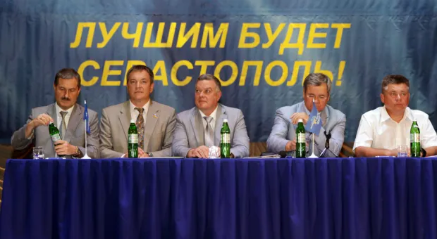 На общегородском форуме Партии Регионов народного депутата Вадима Колесниченко встретили бурными аплодисментами и словами благодарности