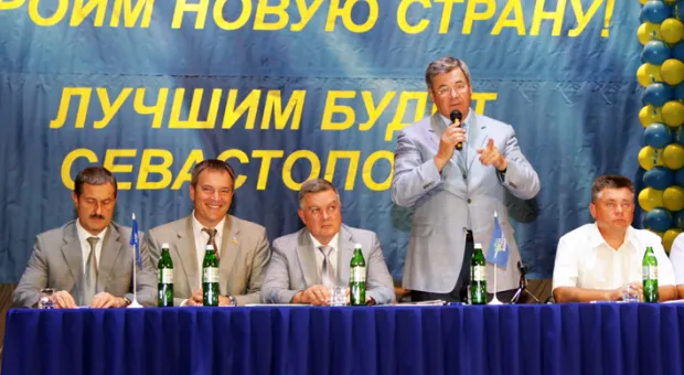 На общегородском форуме Партии Регионов народного депутата Вадима Колесниченко встретили бурными аплодисментами и словами благодарности