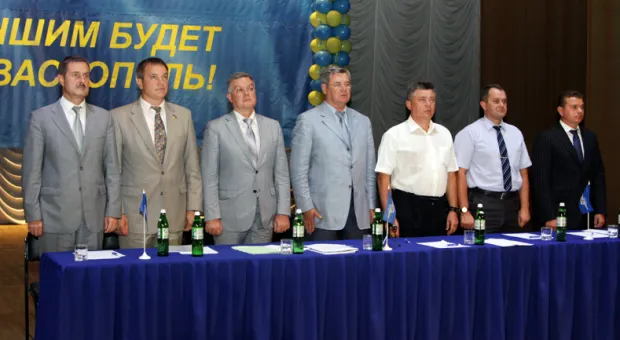 На общегородском форуме Партии Регионов народного депутата Вадима Колесниченко встретили бурными аплодисментами и словами благодарности